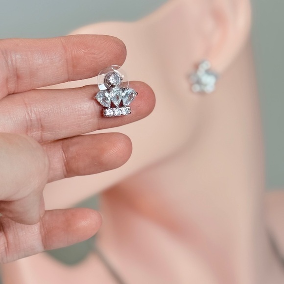 ⚜️💎 Elegant Silver Crystal Earrings 👑💫 - Picture 3 of 7